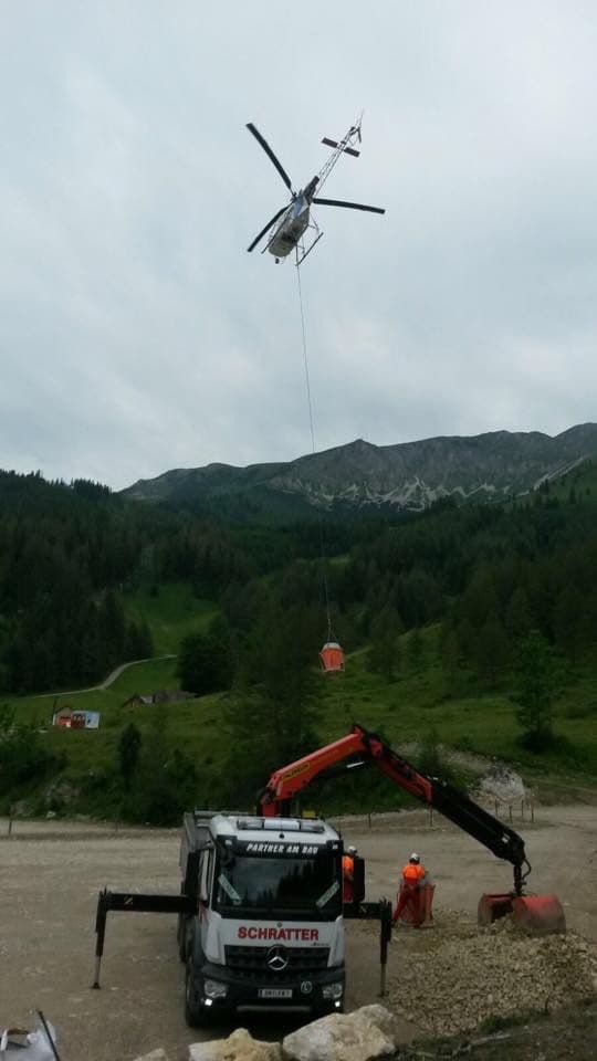 Kranwagen bei Helikopter-Transporteinsatz