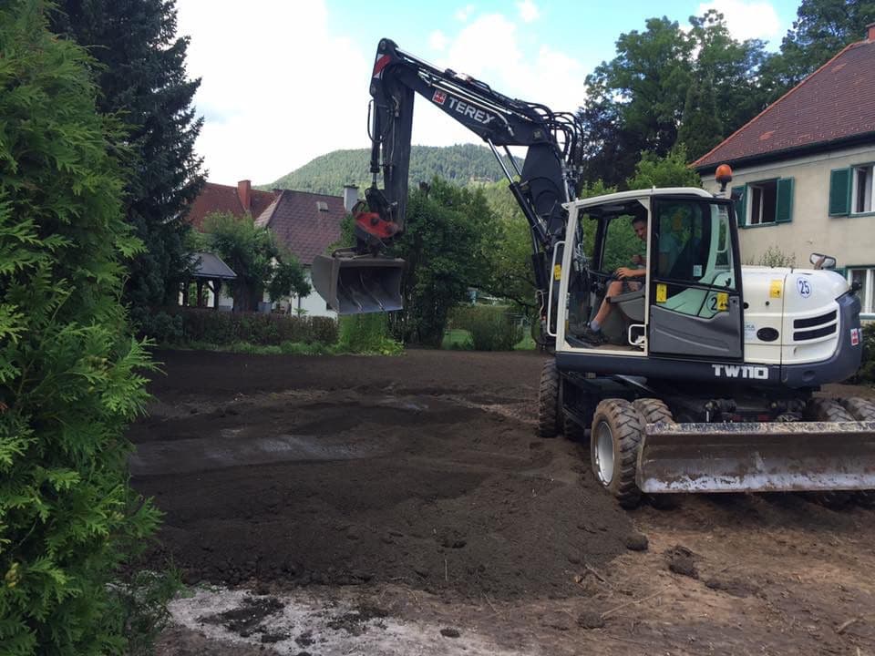Radbagger bei Gartenarbeiten