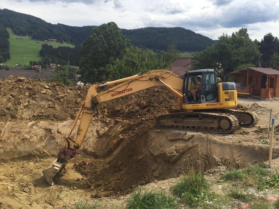 Kettenbagger bei Kelleraushub