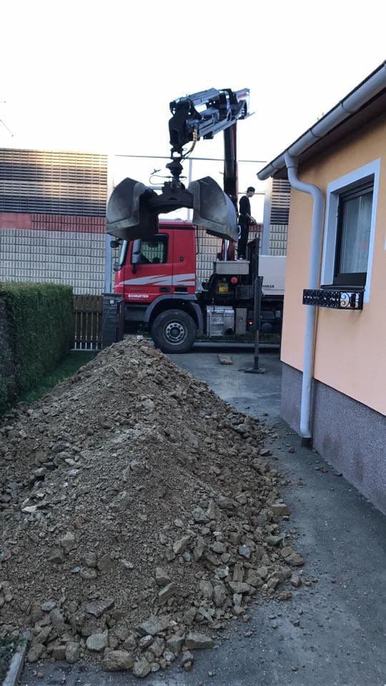 Kipper mit Kran bei Materiallieferung