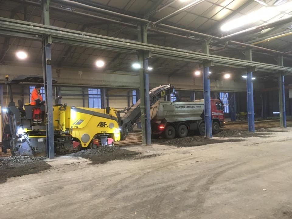 Dumper bei Hallenbau-Arbeiten