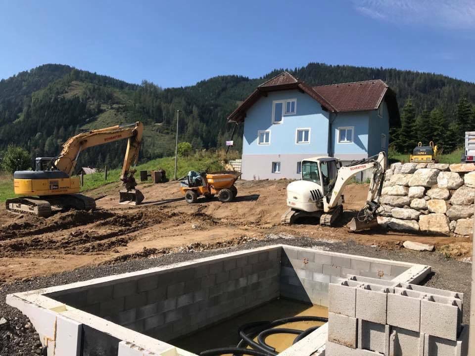 Mehrere Bagger bei Kelleraushub