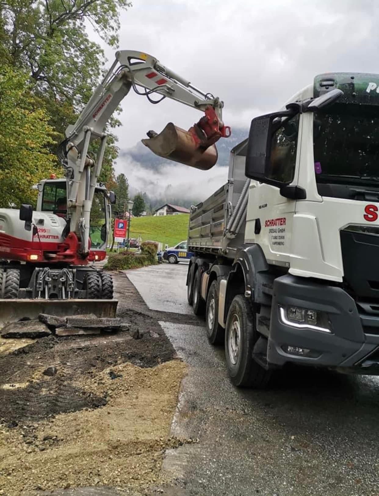 Radbagger und Kipper im Einsatz