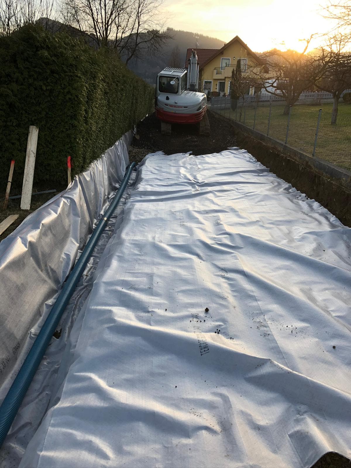 Minibagger bei Drainagearbeiten