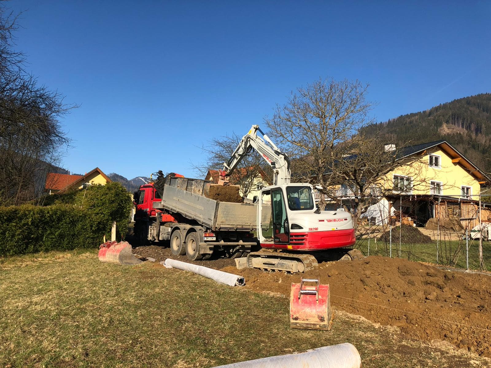 Bagger und Kipper bei Erdarbeiten
