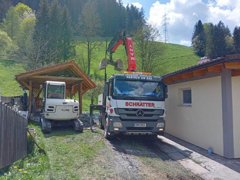 LKW mit Ladekran und Minibagger im Einsatz